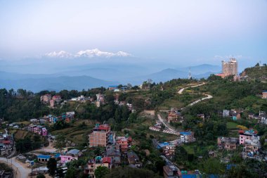 Arka planda görkemli Himalaya Dağları olan Nepal 'in Bandipur kentindeki küçük tarihi kasaba..