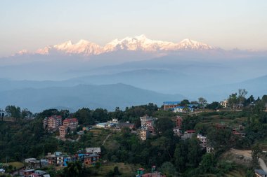 Arka planda görkemli Himalaya Dağları olan Nepal 'in Bandipur kentindeki küçük tarihi kasaba..