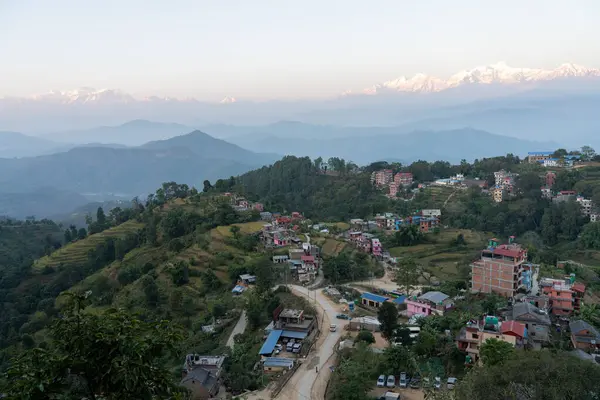 Arka planda görkemli Himalaya Dağları olan Nepal 'in Bandipur kentindeki küçük tarihi kasaba..