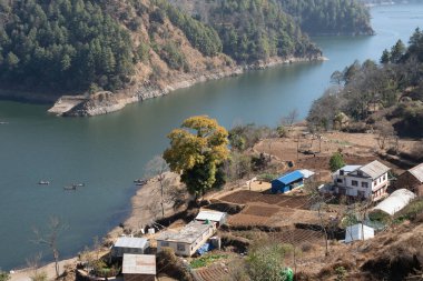 Yüksek açılı Kulekhani Gölü ve kıyı şeridi manzarası.
