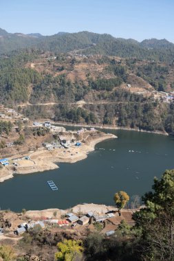 Yüksek açılı Kulekhani Gölü ve kıyı şeridi manzarası.