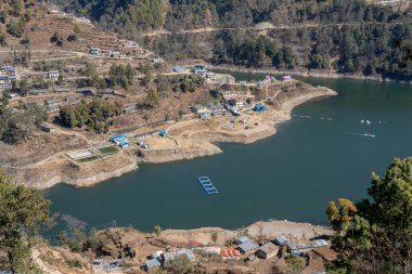 Yüksek açılı Kulekhani Gölü ve kıyı şeridi manzarası.