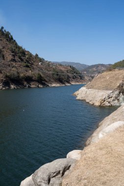 Kulekhani Gölü ve sallanan köprünün alçak açılı görüntüsü.