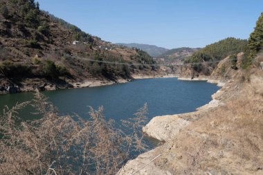 Kulekhani Gölü ve sallanan köprünün alçak açılı görüntüsü.
