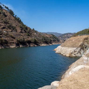 Kulekhani Gölü ve sallanan köprünün alçak açılı görüntüsü.