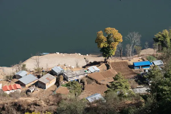 Yüksek açılı Kulekhani Gölü ve kıyı şeridi manzarası.