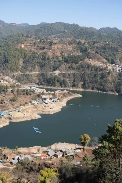 Yüksek açılı Kulekhani Gölü ve kıyı şeridi manzarası.