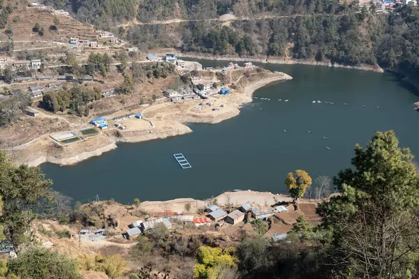 Yüksek açılı Kulekhani Gölü ve kıyı şeridi manzarası.