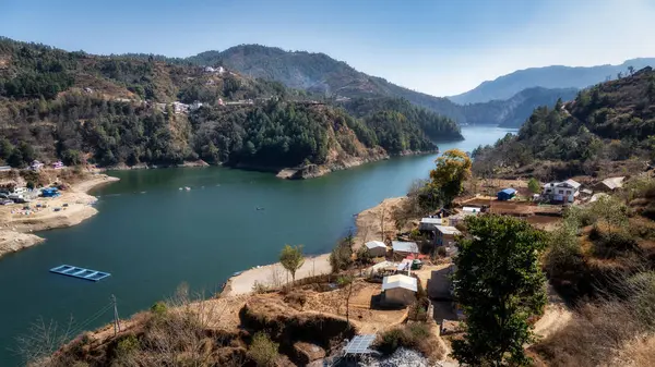 Yüksek açılı Kulekhani Gölü ve kıyı şeridi manzarası.