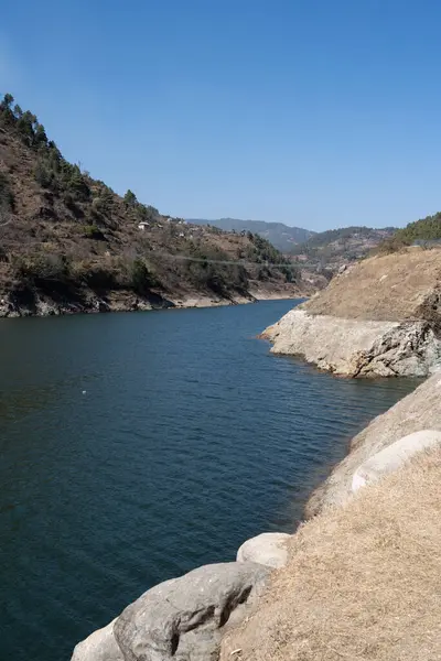 Kulekhani Gölü ve sallanan köprünün alçak açılı görüntüsü.
