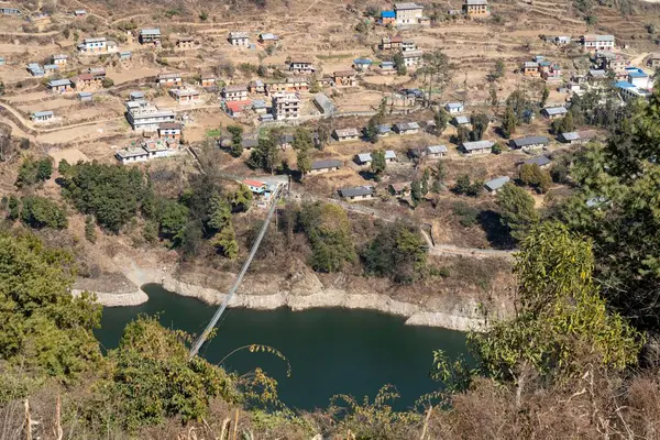 Arka planda Markhu kasabası ile Kulekhani Gölü ve Swinging Köprüsü manzarası.
