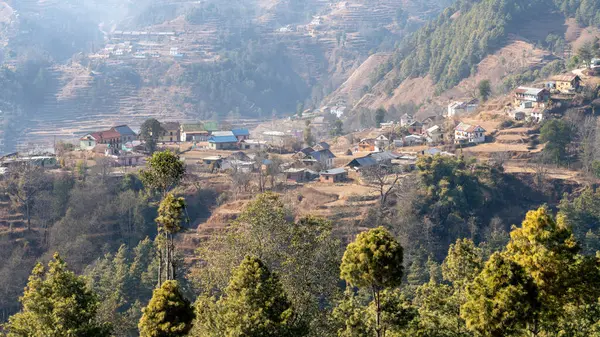 Bir Hillin Tepesi 'ndeki bir köy Nepal dağları.