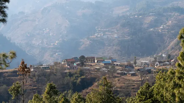 Bir Hillin Tepesi 'ndeki bir köy Nepal dağları.