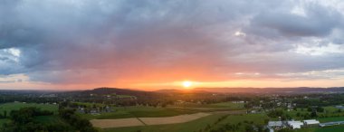 Pensilvanya 'daki Lancaster County' nin güzel yeşil tarım arazisinin üzerinde güzel bir panoramik hava manzarası ve gün batımı..
