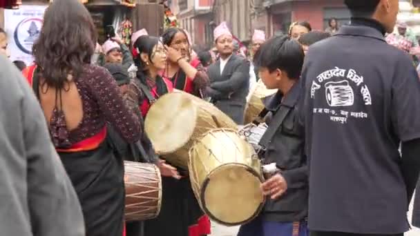 ネパールのバクタプール 2024年2月14日 ネパールのバクタプールで開催されたサラスワ プジャのお祝い — ストック動画