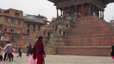 Nepal 'deki Bhaktapur Meydanı' ndaki Nyathpola Tapınağı 'ndaki insanların yukarıdan görünüşü.