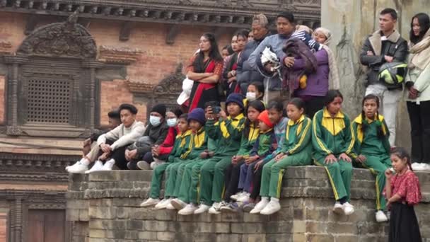 在尼泊尔Bhaktapur举行的Saraswati Puja庆祝活动有许多学生观看 — 图库视频影像