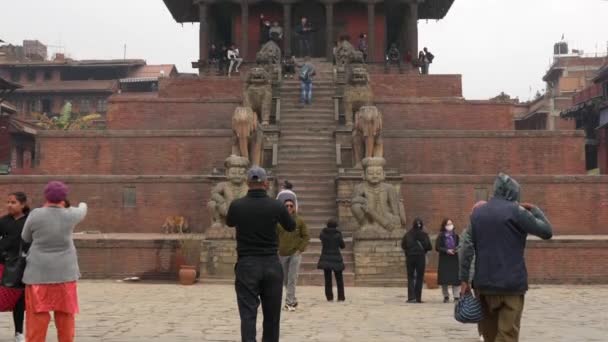 Nepal Deki Bhaktapur Meydanı Ndaki Nyathpola Tapınağı Ndaki Insanların Yukarıdan — Stok video