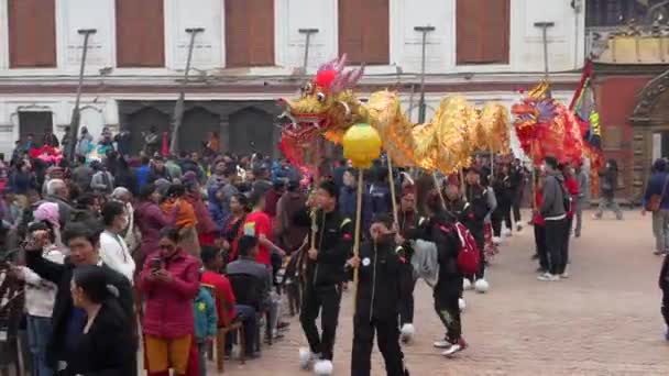 バレンタインデーにネパールのバクタプールで行われている中国の新年のお祝い — ストック動画