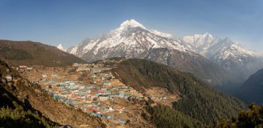 Etrafı dağlarla çevrili Namche Çarşısı 'nın Yüksek Açı Manzarası.
