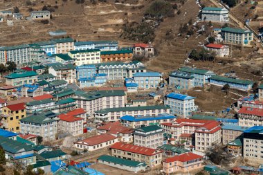 Etrafı dağlarla çevrili Namche Çarşısı 'nın Yüksek Açı Manzarası.