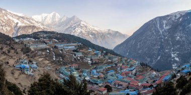 Etrafı dağlarla çevrili Namche Çarşısı 'nın Yüksek Açı Manzarası.