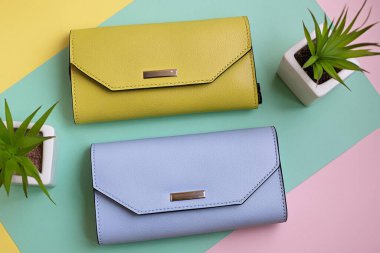 Masadaki kadın çantaları ve aksesuarları. Üst Manzara. düz yat