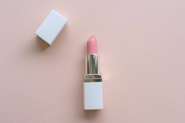 Açık arkaplanda pembe kurdeleli ruj..