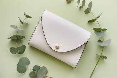 Bej arka planda şık bir kadın çantası.