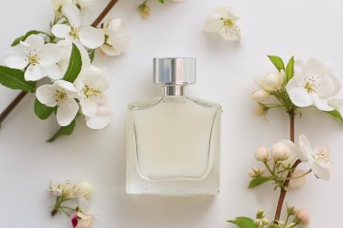 Parfüm şişesi beyaz bir masada.