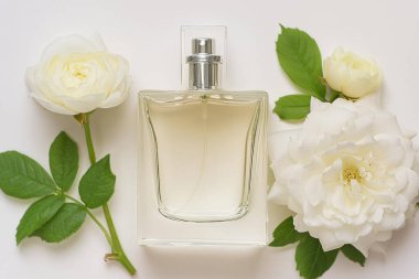 Beyaz çiçekli beyaz şişe.