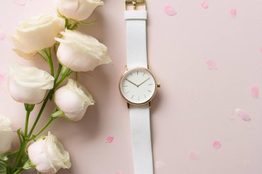 Pembe arka planda çiçekli şık bir düğün saati, yakın plan.