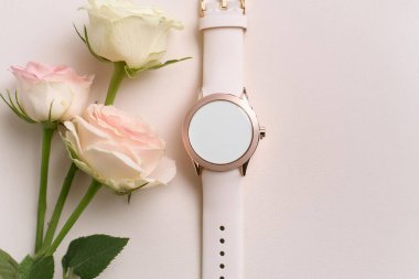 Pembe arka planda çiçekli beyaz ve altın saat