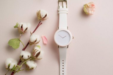 Pembe ve beyaz güller arka planda