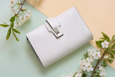 Pembe arka planda beyaz bir çanta. Düz yat. en üstteki görünüm