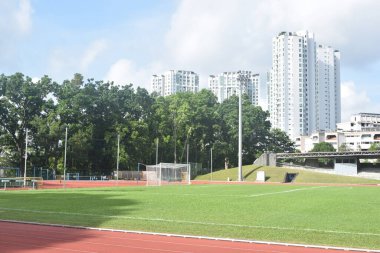 Mavi gökyüzü olan stadyum