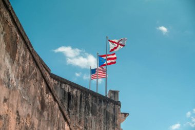 Castillo San Cristobal Kalesi 'nde bayraklar, Porto Riko' daki San Juan Kalesi - Karayipler