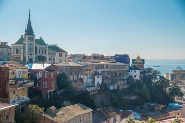 Santiago yakınlarındaki Valparaiso, Şili 'nin renkli evleri