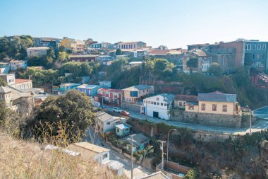 Santiago yakınlarındaki Valparaiso, Şili 'nin renkli evleri