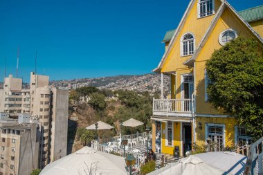 Santiago yakınlarındaki Valparaiso, Şili 'deki renkli evler.