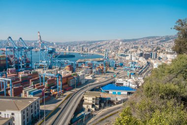 Santiago yakınlarındaki Valparaiso, Şili limanında renkli tekneler.