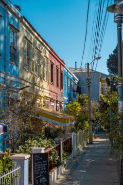 Santiago yakınlarındaki Valparaiso, Şili 'nin renkli evleri. Bu cadde eskiden UNESCO 'ya aitti ama bakımsızlıktan unvanını kaybetti..