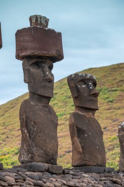 Anakena sahilindeki Paskalya Adası Moai. Yüksek kalite fotoğraf