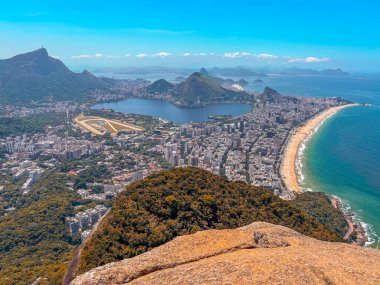 Rio de Janeiro 'da yürüyüş yapan iki kardeş. Copacabana ve Ipanema' nın manzarasının tadını çıkaran bir adam. Yüksek kalite fotoğraf - Trilha Dois Hermaos