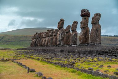  Paskalya Adası 'nda ya da Rapa Nui' de Ahu Tongariki. Güney Amerika 'daki Polinezya Şili' de 15 Moai heykeli.