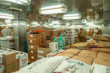 Bir yolcu gemisinin perde arkası: buzdolabı, yiyecek ve içecekler teknede. Yüksek kalite fotoğraf