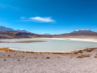 Latin Amerika 'da Bolivya' da Salar de Uyuni yakınlarında yüksek irtifa gölü.