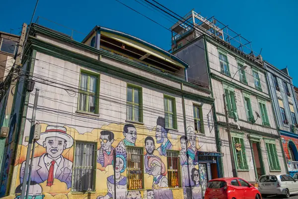 Santiago yakınlarındaki Valparaiso, Şili 'deki renkli evler.