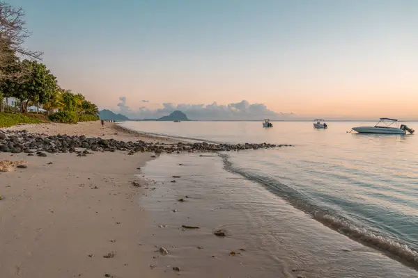 Hint Okyanusu 'ndaki Mauritius adasındaki Flic en Flac Plajı gün batımında. Yüksek kalite fotoğraf