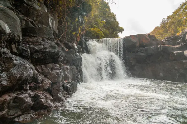 Mauritius 'ta bir tekne gezisi sırasında GRSE şelalesi. Yüksek kalite fotoğraf